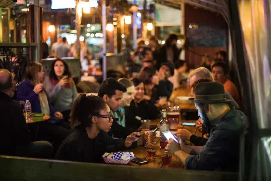 People eating in a crowded dining area in SoMa. 是贝博体彩app,california.